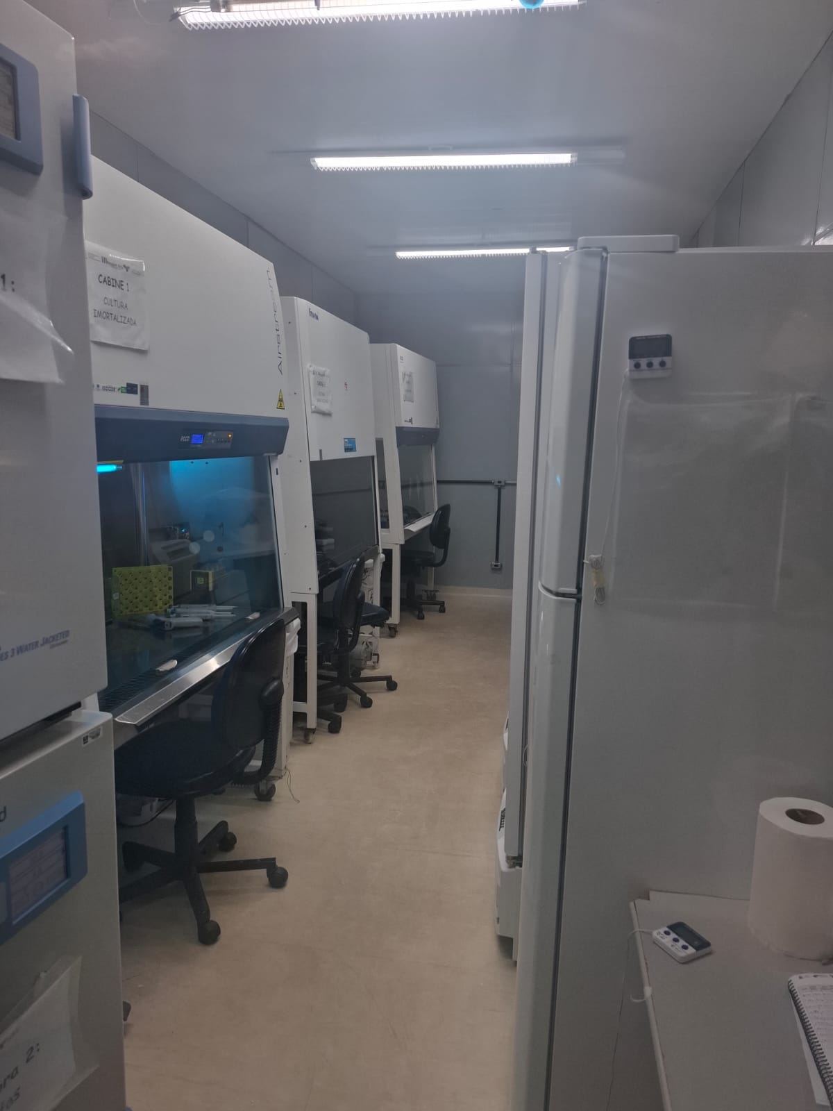 Corredor de cabines de segurança biológica alinhadas