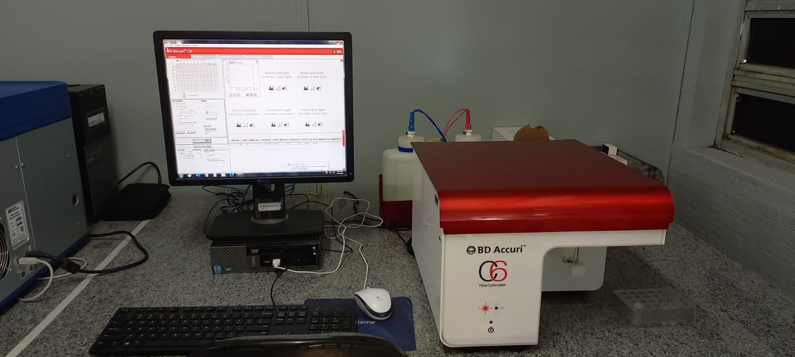 Citômetro de fluxo BD Accuri C6 ao lado de computador de análise