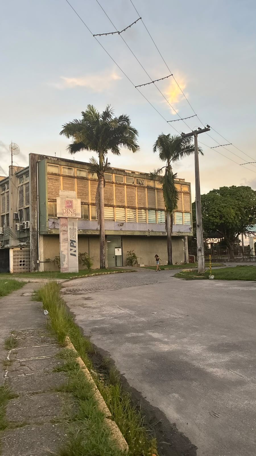 Prédio do DINE/UFPE ao entardecer, antes do incêndio