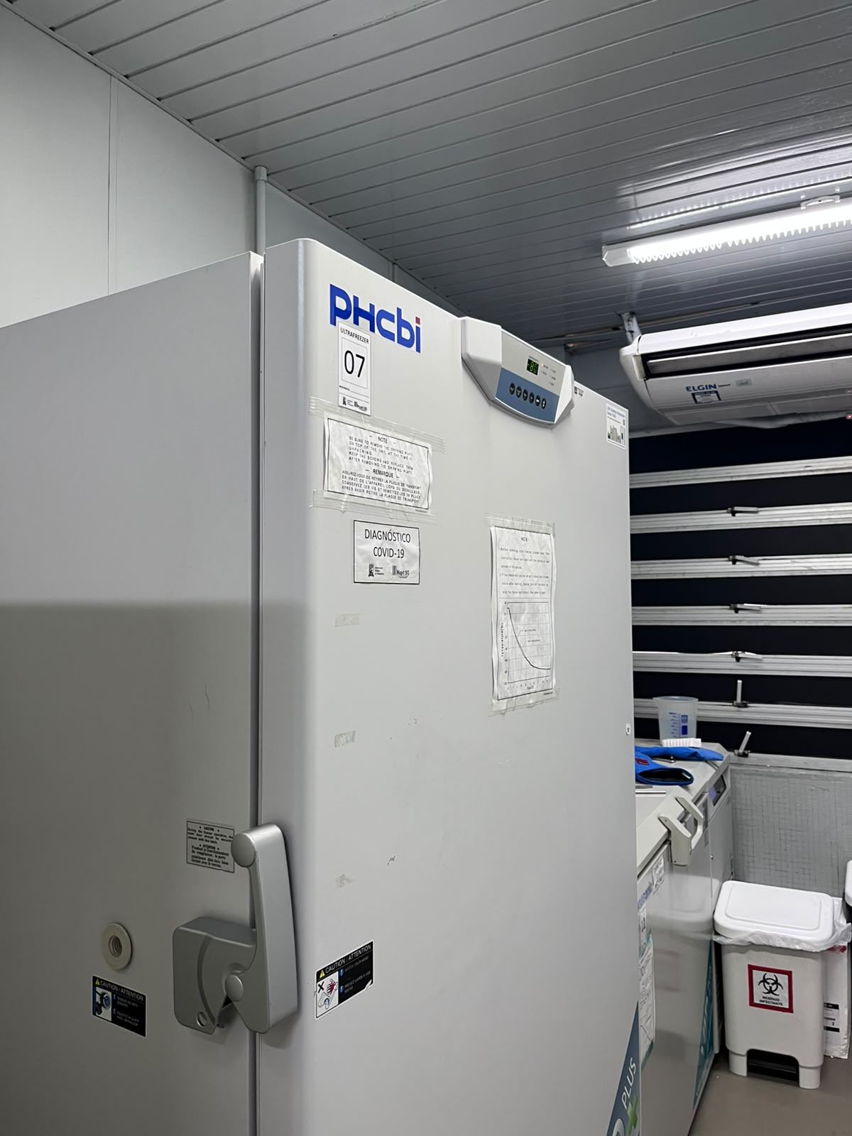 Ultrafreezer PHCbi em sala de armazenamento de amostras